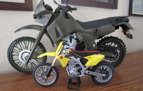 Difference between 1:12 scale and 1:6 scale dirtbike toys